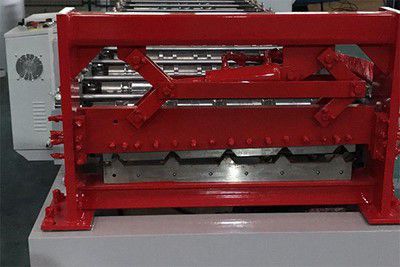La cortadora está fabricada por acero moldeado Cr12, con tratamiento térmico HRC58-60 para una alta calidad y una larga vida útil.